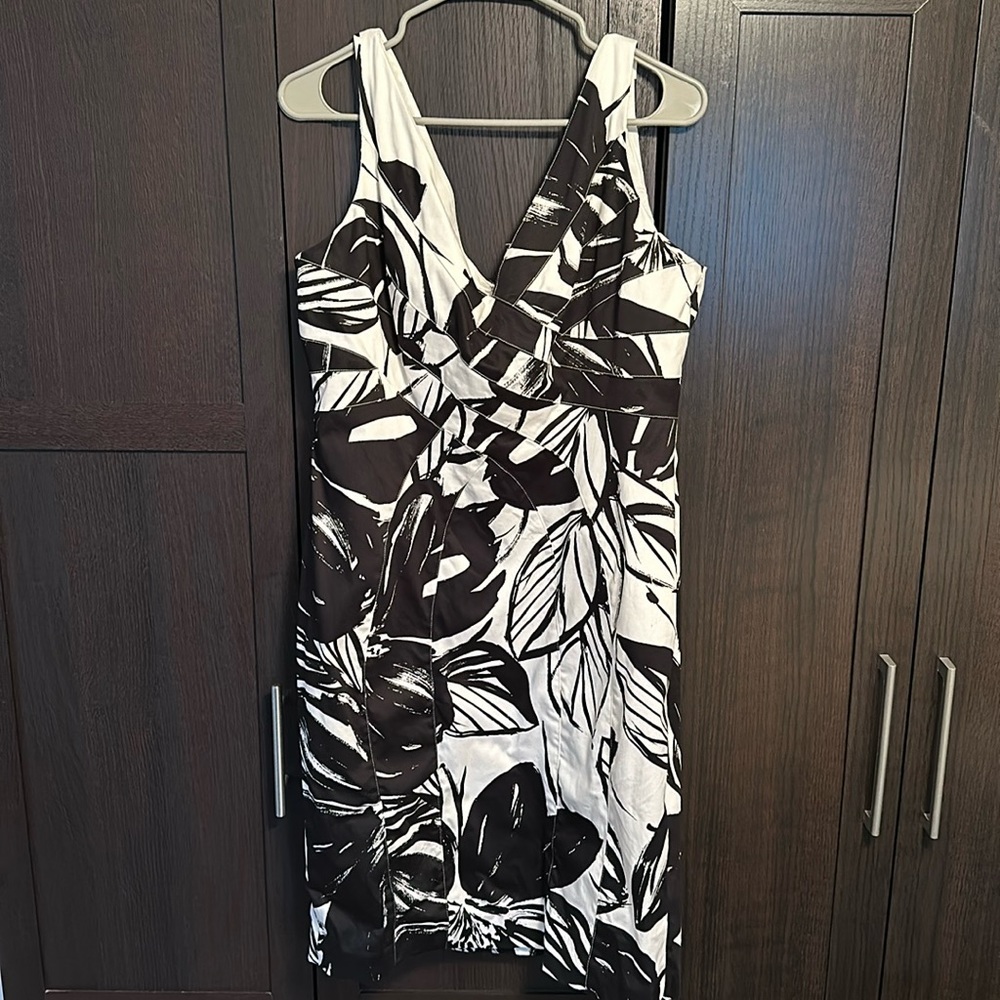 Jones New York Size 16 Women’s Black and White Floral Dress
